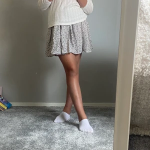 Söt kjol 🤍 - Säljer denna blå blommiga söta kjolen ifrån brandy mellvin. Den är i storlek one size men skulle säga att den passar xs och s. 🤍 säljer pga att jag använder andra kjolar mer. Är osäker om den finns i butik längre. 🥰🤍 tryck ej på köp direkt knappen tack. 🤍