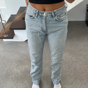 Voyage jeans från weekday  - Snyggaste jeansen i voyage modellen som är långa i benen! Helt i nyskick då de knappt är använda! Köpta för 500 säljer för 250🫶🏻  frakt ej inkluderat