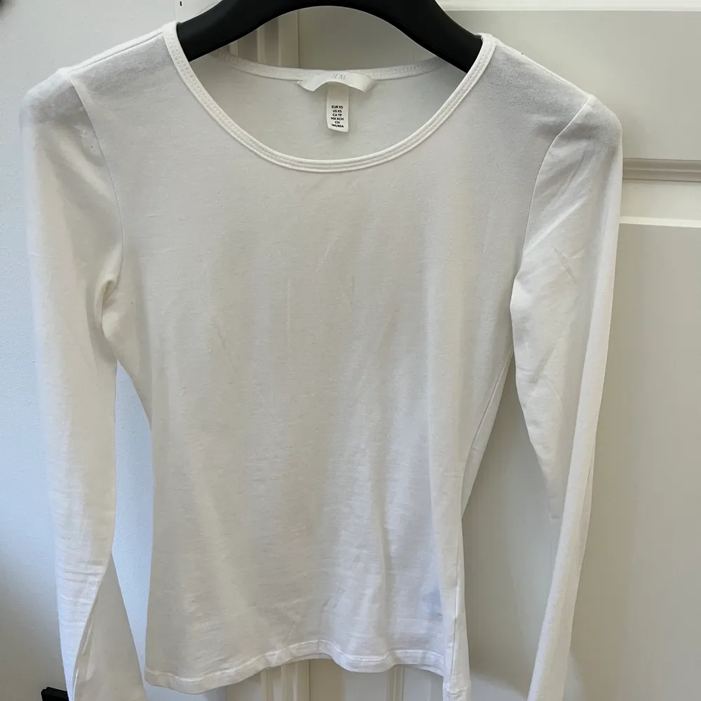 En vit vanlig långärmad tröja från hm💕knappast använd. Toppar.
