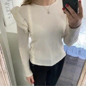 Zara tröja - En jättegullig populär zara tröja med volang på axlarna. Slutsåld på hemsidan. Nypris 259kr, säljer för 150+frakt.