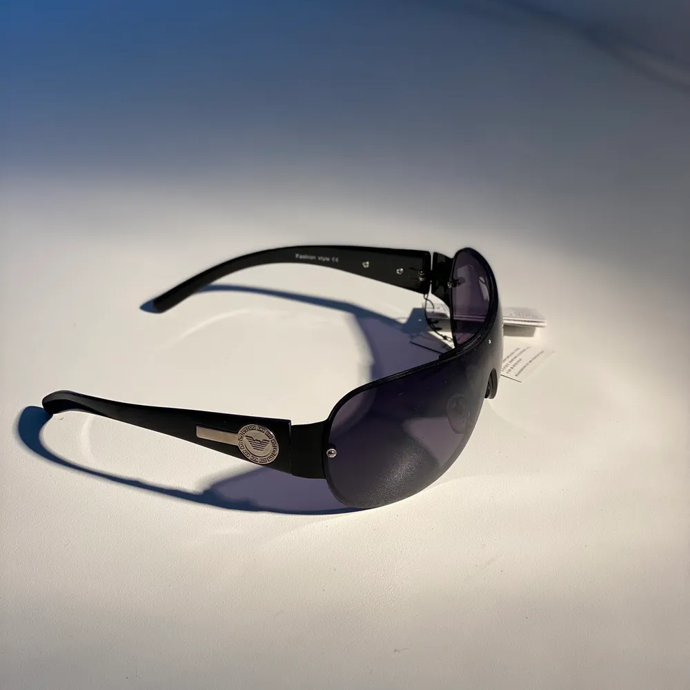 Helt nya 2000-tals inspirerande solglasögon i svart med silver detaljer!. Accessoarer.