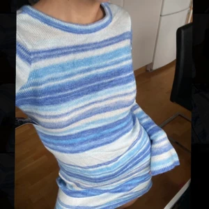 NELLY Blå randig klänning - Superfin randig klänning som man kan ha över bikini! Med prislappar kvar. Endast testad.  Tänk på att den är stor i storleken. Nypris:599