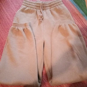 Bikbok mjukisbyxor  - Säljer mina mysiga mjukis i brun färg. Har använt dom föra vintern men nu ligger de bara i garderoben.