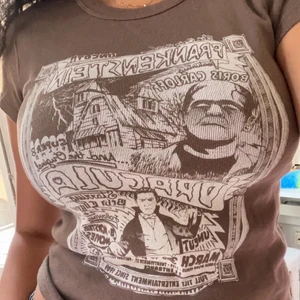 Brandy Melville tröja  - säljer den här fina Brandy Melville tröjan med coolt tryck på som knappt är använd!!!