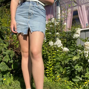 Jeanskjol i nyskick stl xs/s☀️🍉 - Drömkjolen till sommaren! Nyskick med fina detaljer (slitningar)☀️🍉