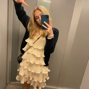 & other stories klänning - Så fin klänning från other stories!! Köpt för 890kr och endast använd en gång. Storlek 40 men passar mig som ofta har s/m i toppar. Säljer då den tyvärr inte kommer till användning💕💕