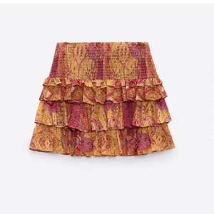 Intressekoll på den här slutsålda kjolen från zara, säljer endast vid bra pris 💗💗
