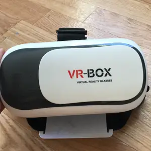 Säljer dessa VR glasögon man stoppar alltså in mobilen i facket och sen sätter på sig glasögonen för att se i VR, du kan till exempel titta på en VR film och sånt. Säljer pga att den inte andvänds längre, köparen står för frakten 