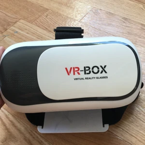VR glasögon - Säljer dessa VR glasögon man stoppar alltså in mobilen i facket och sen sätter på sig glasögonen för att se i VR, du kan till exempel titta på en VR film och sånt. Säljer pga att den inte andvänds längre, köparen står för frakten 