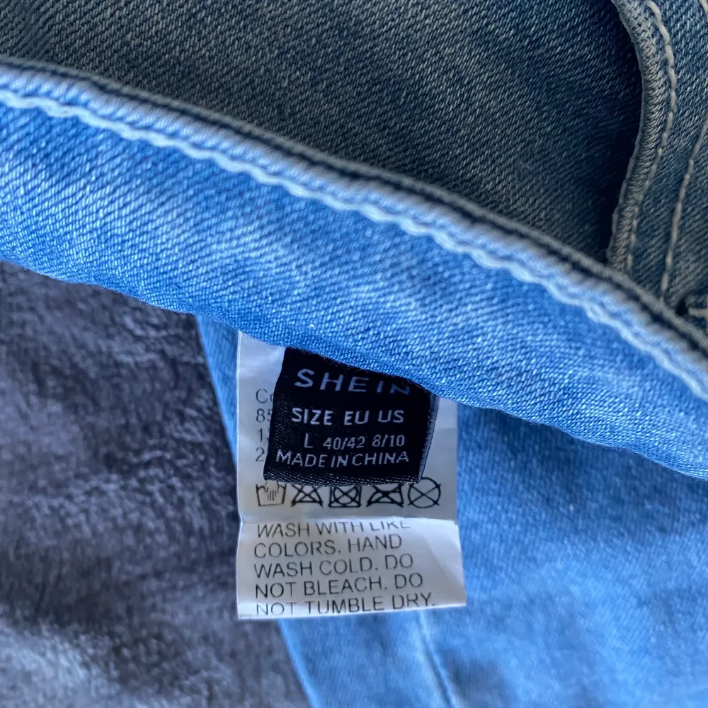 Helt nya mid rise jeans från shein storlek L. Ny pris 259kr och säljer för samma pris. Skriv om du vill ha mer bilder eller frågor 😊. Jeans & Byxor.