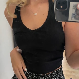 Halterneck topp - Fin halterneck topp från bikbok😊 säljs då jag har många liknande så den är dessutom knappt använd.