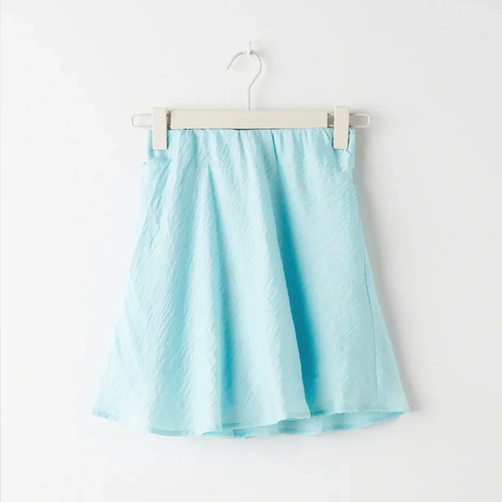 En jättefin blå kjol från gina tricot med inbyggda shorts som är helt ny, aldrig använd och har lappen kvar! Originalpriset är 259 kr och eftersom den aldrig är använd säljer jag den för 200! 🥰 köparen står även för frakten! . Kjolar.