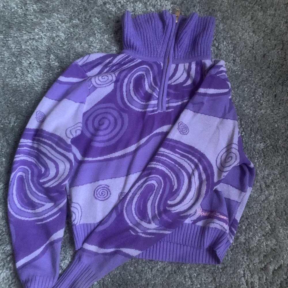 En stickad pullover tröja/kofta från House of Sunny. Väldigt bra skick då den är använd cirka 3 gånger. Den är stickad med ett lila mönster. Köparen står för frakt - vid snabb affär kan pris diskuteras 💖🌻. Stickat.