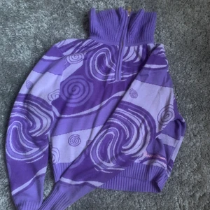 Stickad pullover från House of sunny - En stickad pullover tröja/kofta från House of Sunny. Väldigt bra skick då den är använd cirka 3 gånger. Den är stickad med ett lila mönster. Köparen står för frakt - vid snabb affär kan pris diskuteras 💖🌻