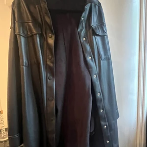 Skinnjacka  - Skinnjacka i strl S. Köpt på Nelly. Använd en gång 