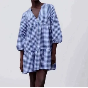 Populär zara klänning  - Intressekoll på denna slutsålda populära zaraklänning💜inga defekter och är som ny💜vill se vad jag kan få för den! Om många intresserade blir det budgivning