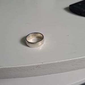 Två ringar för sammanlagt 650 kr. Silver. Bra kvalite, lite repor på ena ringen men annars väldigt bra kvalitet 