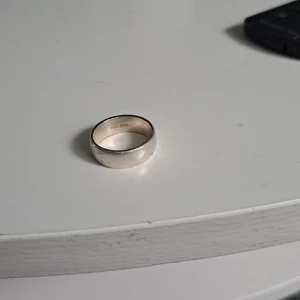 Ringar  - Två ringar för sammanlagt 650 kr. Silver. Bra kvalite, lite repor på ena ringen men annars väldigt bra kvalitet 