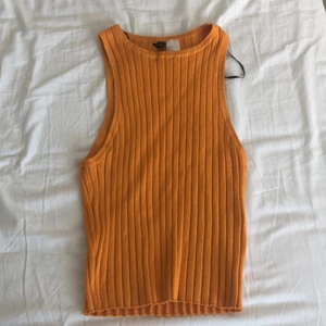 Hm stolek S orange färg  - Jag köpte typ den för några dagar sedan och den e lite för stor för mig men ni som har stolek S funkar jätte bra för er super fin färg 😻😻😻😻😻och passar med allt 