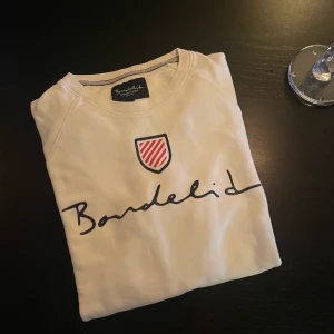 Bondelid tröja  - Vanlig vit tröja av märket Bondelid. Använd men inga synliga slitage eller liknande 