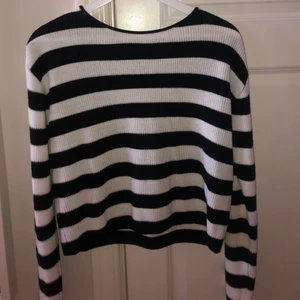 Stickad tröja - En ganska så oanvänd stickad tröja. Den har en barnstorelek men passar mig som har st S/M