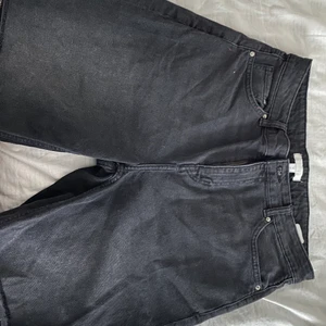 Svarta bermudashorts   - Svarta bermudashorts med distress nertill. Kostade 499 men säljer då jag inte använda längre 