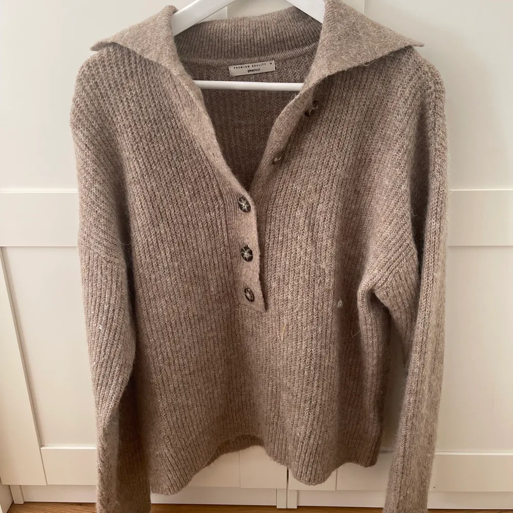 Säljer min stickade tröja från Gina tricot som jag köpte förra året. I mycket bra skick, knappt använd då jag har en likadan i svart. Köpt för 400:- säljer för 200:-.( Lång i modellen). Stickat.