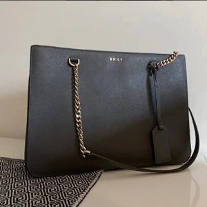 DKNY Bryant park, grå - Bryant park shop tote. Grå. Inköpt på NK Stockholm 2017. Sparsamt använd & i mycket gott skick. Väskan säljs för att den inte används.  Finns för avhämtning i Rönninge eller postas mot betalning av fraktkostnad. Betalas via swish.