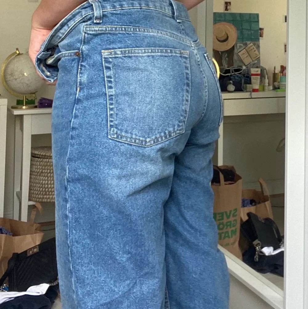 Snygga loose/low waist 90s Baggy jeans från hm. Använde fåtal gånger. Nypris var 299kr köparen står för 📦 . Jeans & Byxor.
