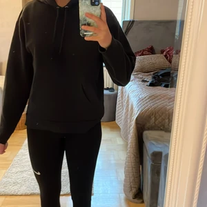 Svart hoodie - En svart hoodie i storlek S från Monki. Sitter bra på mig som har storlek S i vanliga fall🖤