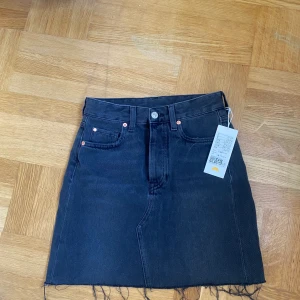 Jeanskjol som passar till allt!! - En fin jeanskjol från h&m! 