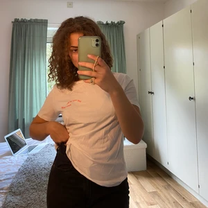 Vit Zara t-shirt - Vit t-shirt från Zara💓💓 mycket omtyckt men använder den inte lika mycket längre. Jag är M men tröjan är liten i storlek
