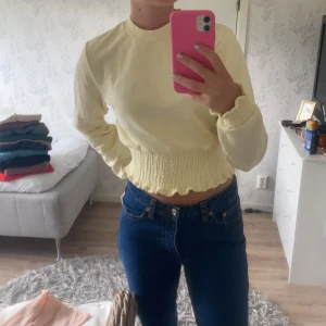 Tröja - Gul tröja i storlek s. Funkar för xs också