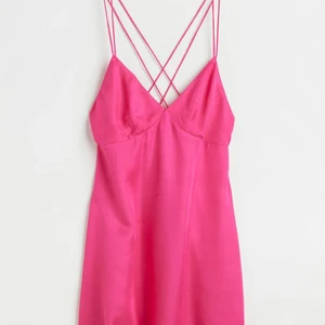 Hm klänning - Intressekoll!  Helt oanvänd klänning från hm med lappar kvar💕 så fin i ryggen!!!! 