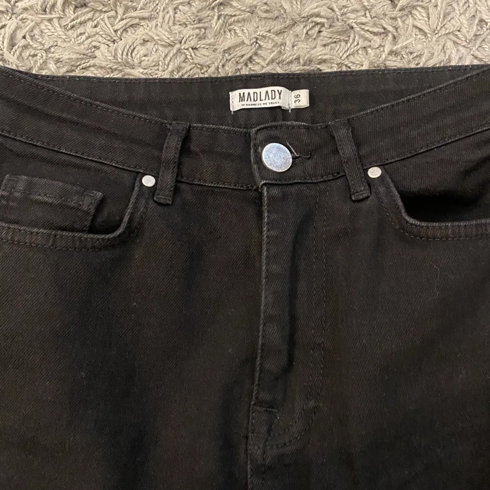 Raka svarta jeans som är jätte fina. Använda några gånger och är i bra skick. Jag är 160 cm💕. Jeans & Byxor.
