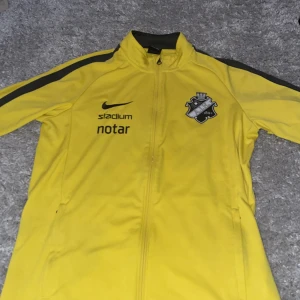 AIK Tröja - Väldigt fräsch Aik tränings tröja i storlek M men passar även S, säljer den för att jag inte har användning till tröjan.