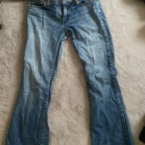 Ett par bootcut/flare lowwaist jeans från levis. Pris kan diskuteras men tänkte mig runt 400kr