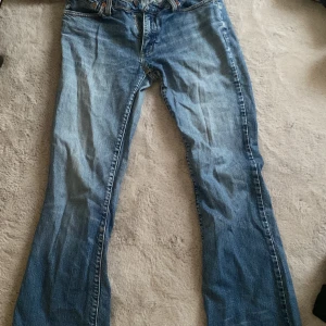 Low waist bootcut/flare jeans - Ett par bootcut/flare lowwaist jeans från levis. Pris kan diskuteras men tänkte mig runt 400kr