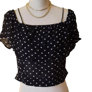 Ganni polka dot topp med volanger - Prickig volangtopp från Ganni. Som ny. Pris i butik 1890:-