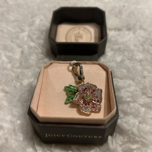 Berlock från Juicy Couture - Superfin berlock i form av en blomma från Juicy Couture!🥹🌺 ❌Kolla även in mina andra annonser för fler Juicy Couture berlocker! ❌