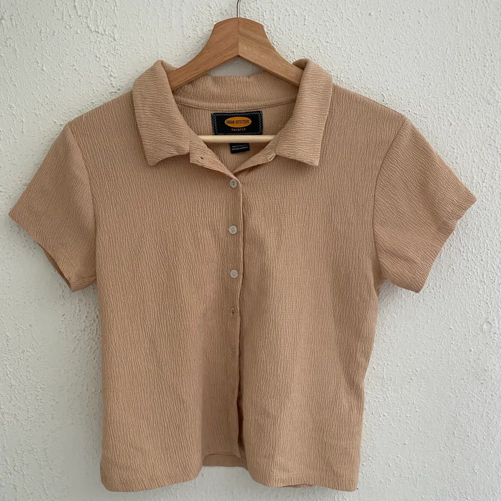 Fin skjorta/blus från Urban Outfitters endast använd fåtal gånger, bra skick! Storlek M men skulle säga att den är mer som small. . Blusar.