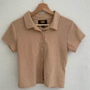 Fin skjorta/blus från Urban Outfitters endast använd fåtal gånger, bra skick! Storlek M men skulle säga att den är mer som small. 