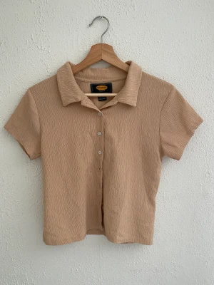 Blus skjorta - Fin skjorta/blus från Urban Outfitters endast använd fåtal gånger, bra skick! Storlek M men skulle säga att den är mer som small. 