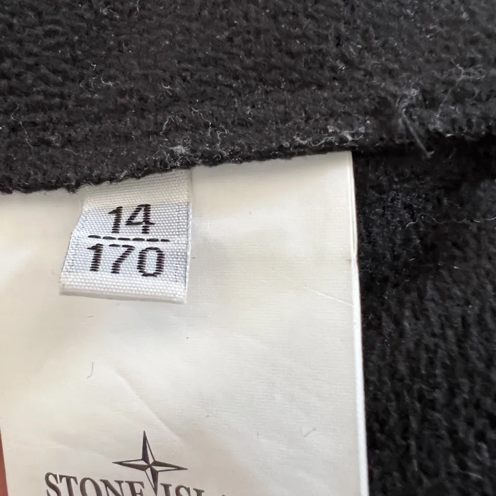 Stone Island softshell jacka säljes. Storlek Junior 170 (14 år).  Väldigt sparsamt använd och i MYCKET bra skick!  Finns i Göteborg (Hisingen) och kan skickas vid behov. Nypris för jackan 3800, säljes nu för 1900 kr. Kan sänkas vid snabb affär.. Jackor.