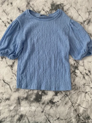 Topp, Pull & Bear  - Jätte söt topp från pull & bear, kommer tyvärr inte till användning därför säljer jag den. Är i storlek S  skriv för närmare bilder!💕