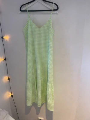 Grönrutig klänning  - Super fin och somrig klänning köpt på asos, jätte fint grönt rutigt mönster. Nassar så fint med en stickad tröja över!! Är i stl 40 till mig som oftast har 38, liten i storleken!!
