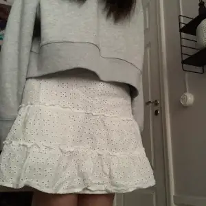 Den här ur gulliga broderade vita kjolen har inte kommit till nytta för mig därför säljer jag den! ❤️‍🔥