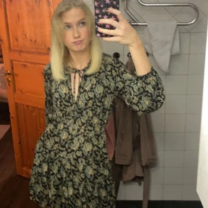 Klänning - Säljer denna fina trendiga klänning fårn zara. Den är helt slutsåld och i toppen skick! 