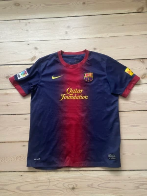 Barcalona trøje  - Super fin Barca spillertrøje fra en lidt ældre sæson. Der er et laliga emblem på det ene ærme 