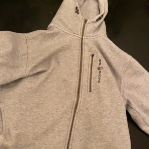 Sail racing  - Säljer min Sail racing som inte jag inte använder för det inte känns som min stil. Pris kan diskuteras. Den är M men s och xs passar den.